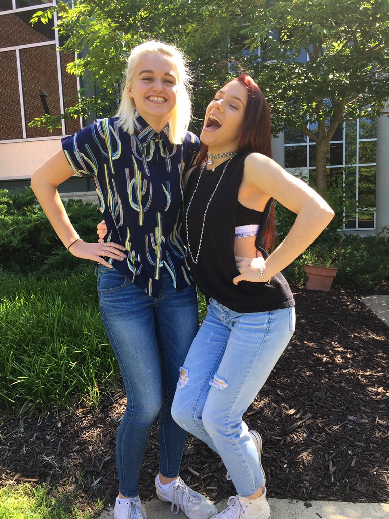 LillyTousley's tweet image. First day of senior year and last day of high school with jac💘💘💘 #samepants #differenthair @bigdumbjaclyn