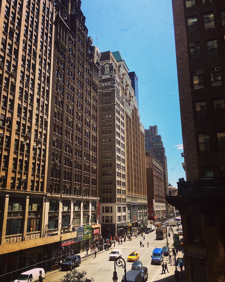 nest_edit's tweet photo. Enjoying my midtown lunch time view. #manhattan #citylife #lunchbreak https://t.co/DVPDW92dXb
