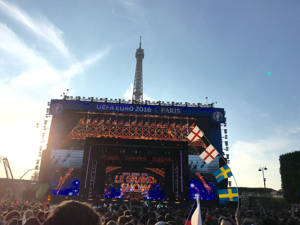 Paris's tweet photo. #FanZoneTourEiffel, le #GrandShow va bientôt débuter ! 🎉😃🎤 #EURO2016 https://t.co/2fvniJaa1s