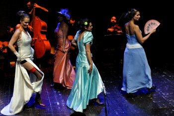 All' @elfopuccini la leggenda di #DjangoReinhardt bit.ly/1rf5isP <a href="/zaguaros/">Paolo Sassanelli</a> <a href="/scarpaluc/">Luciano Scarpa</a> <a href="/DaRipostiglio/">MusicaDaRipostiglio</a>