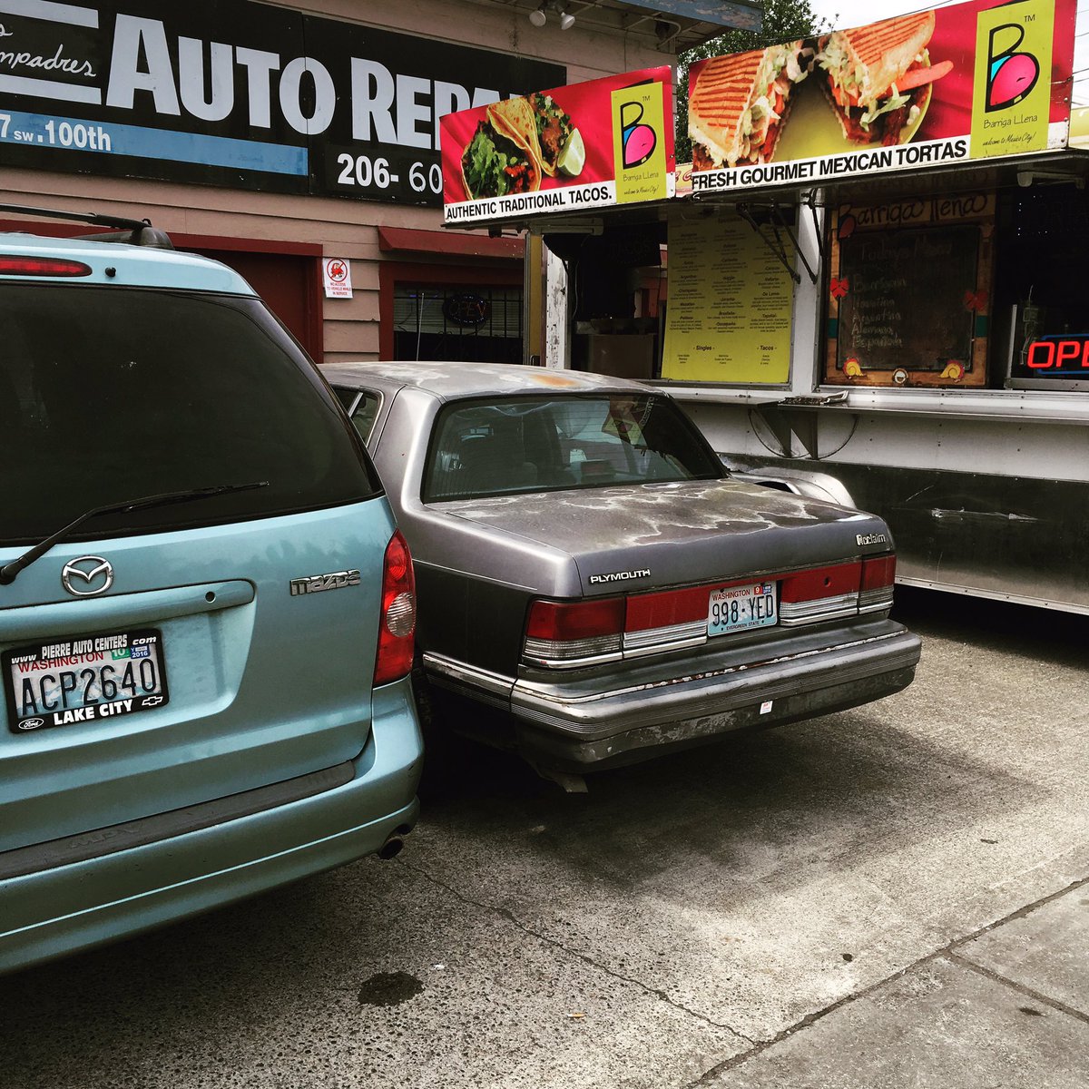 We love this #torta stand in the lot of Los Compadres Auto Repair. Wed &amp; Thurs only. #whitecenter #BarrigaLlena