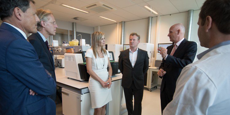 AdamSciencePark's tweet photo. Queen #Máxima visits the first national database of #cancer-patient DNA at @AdamSciencePark https://t.co/UZldvZ7xwl https://t.co/uGnBx7jttb