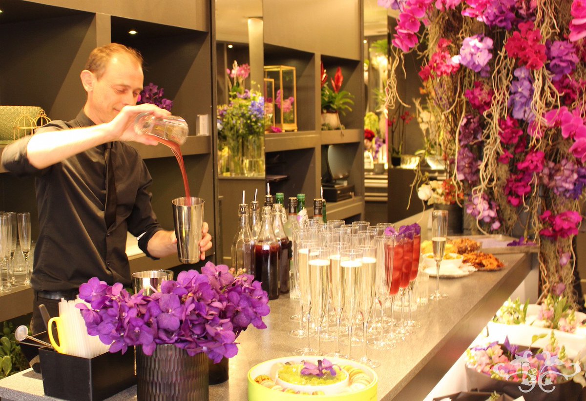 Edible #vanda #orchids in a cocktail from Goerge V Hotel Paris. More about orchids at ow.ly/rt4Q3015jvF