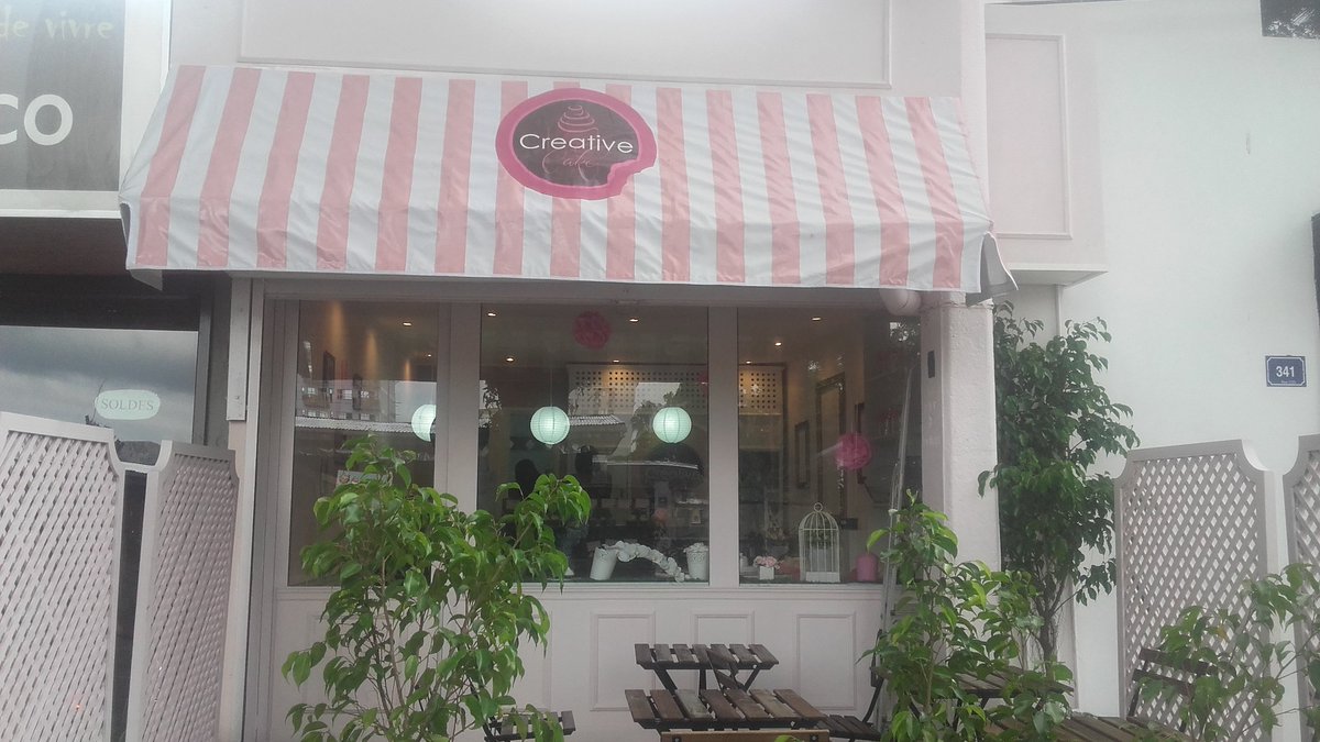 Douala_CKoment's tweet photo. DLA SPOTS - Petit stop dans la boutique toute coquette @CreativeCakeHQ, où nous avons dégusté un succulent "Le Fô". https://t.co/U4nlCLAG0B