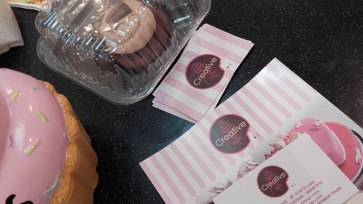Douala_CKoment's tweet photo. DLA SPOTS - Petit stop dans la boutique toute coquette @CreativeCakeHQ, où nous avons dégusté un succulent "Le Fô". https://t.co/U4nlCLAG0B