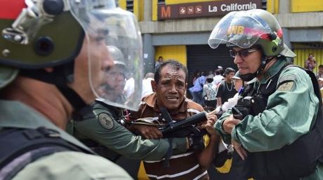 IsabellaAni's tweet photo. "@ElNacionalWeb: AFP: Las protestas por comida se trasladan a los barrios de Caracas https://t.co/oR8q4qsHek https://t.co/YQbeIAV0Q8"