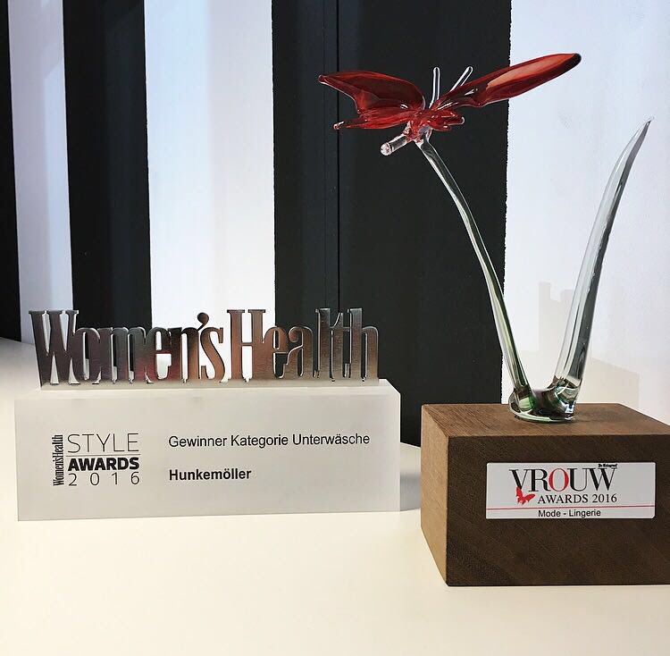 Award time! 🎀 We've won the @womenshealth_de and the <a href="/VROUW/">VROUW</a> award! Really proud, let's celebrate!🍾