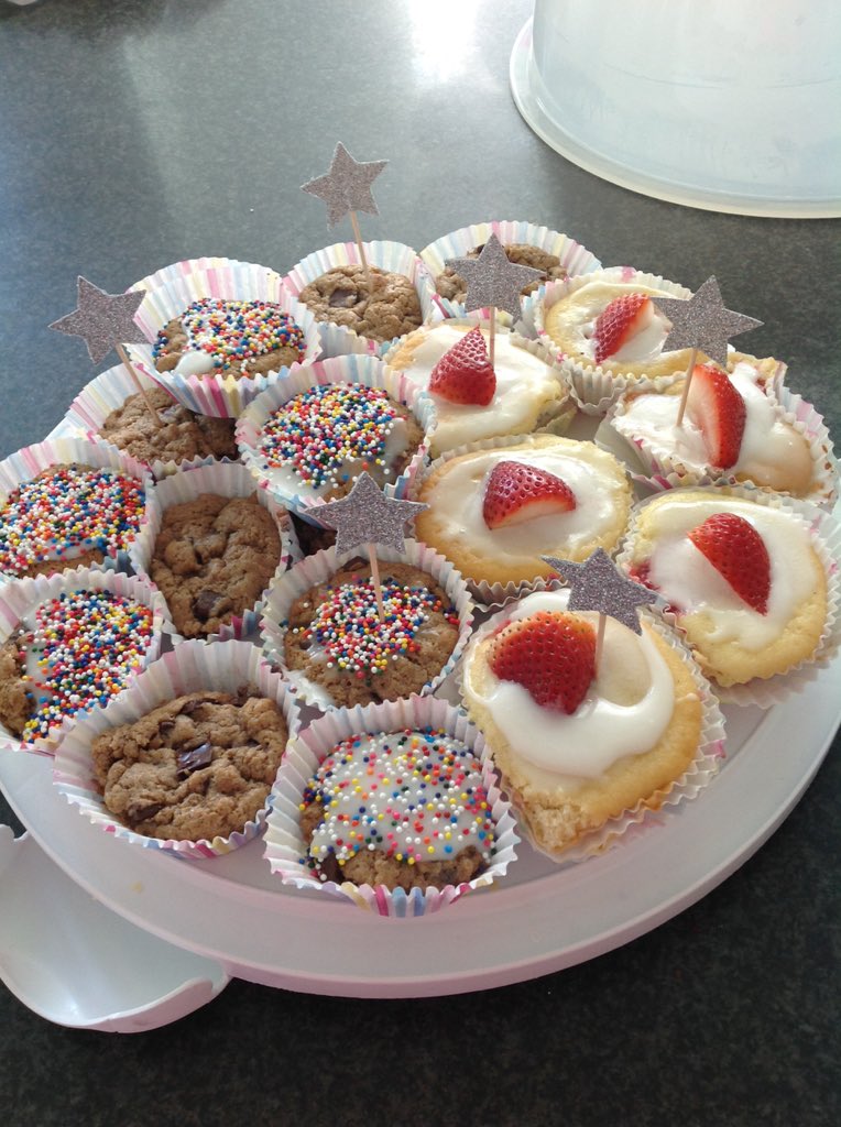 ideabox_yo's tweet photo. Bday #cupcakes #glutenfree #strawberryshortcake #chocolatechip https://t.co/03lQUzZ9wz