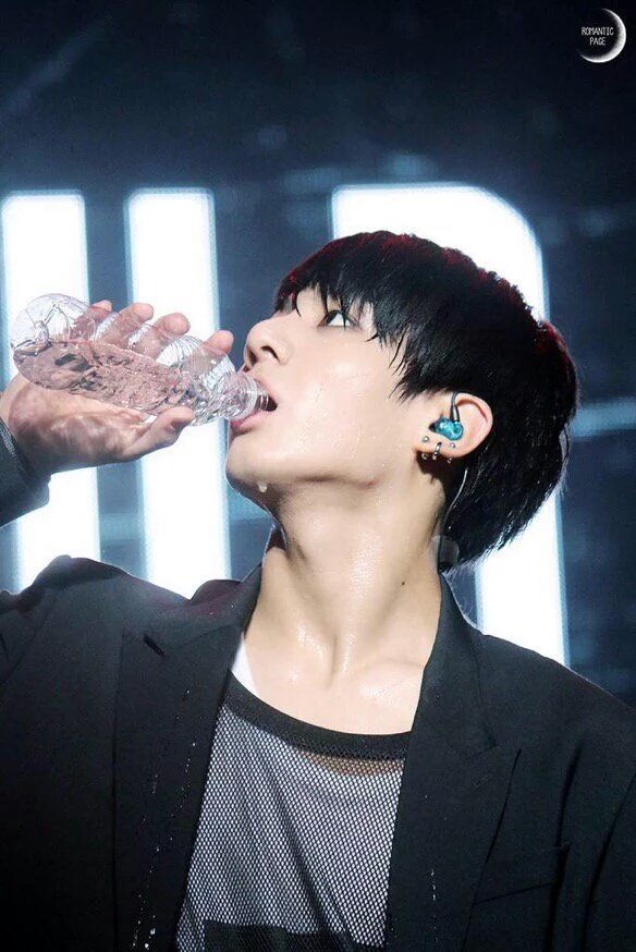 корейцы много пьют. соджу в сериалах. южная корея соджу. корейцы много пьют. корейское застолье в ресторане.