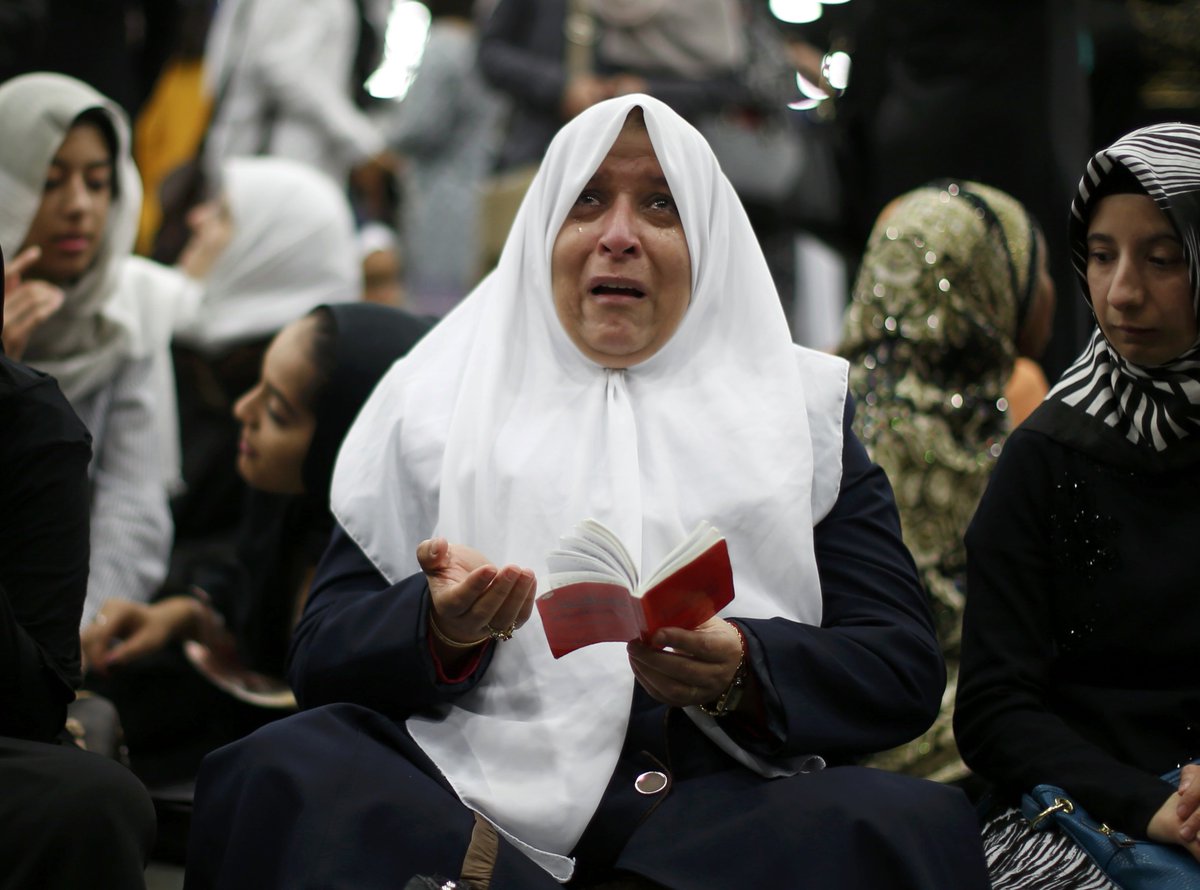 AJTCanli's tweet photo. Muhammed Ali'nin memleketi Louisville'de kalabalık cenaze namazı için toplanmaya başladı. [Fotoğraf: Reuters] https://t.co/MSNirRuJFk