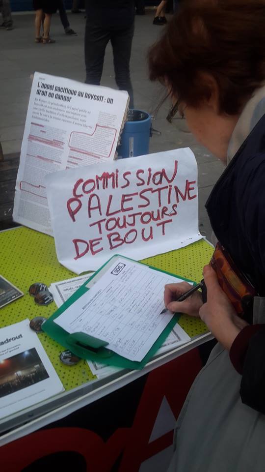 DeboutPalestine's tweet photo. Hier, #100Mars à République, on informe sur la campagne #BDS à un public toujours intéressé ! @nuitdeboutparis https://t.co/VurALhGpaB