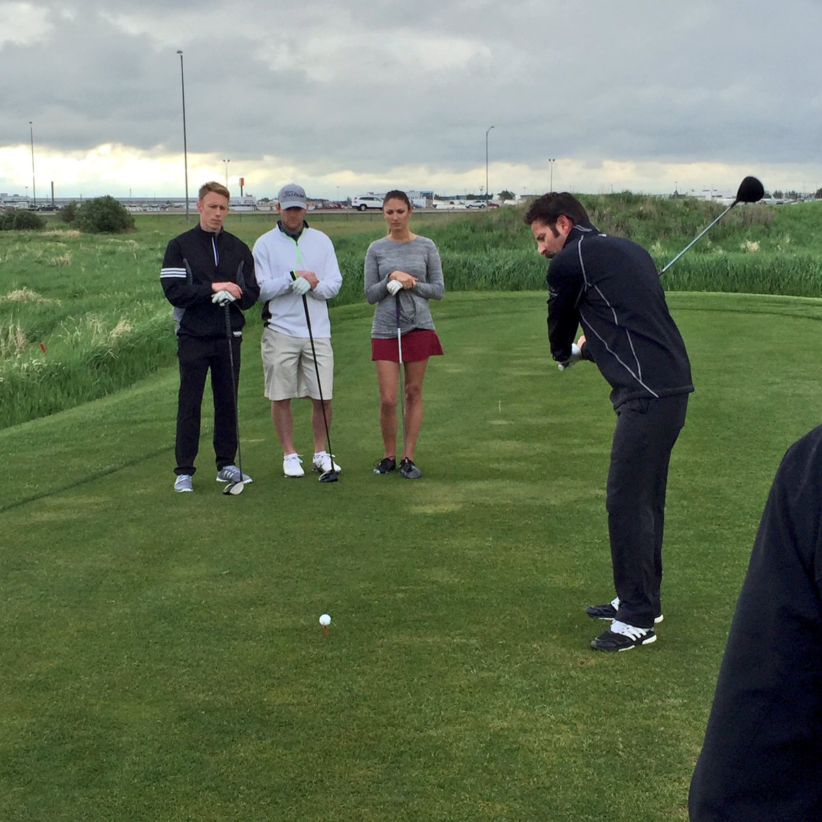 dstnlnks's tweet image. Intros and getting the Pro Tip on a somewhat rainy AM @RedTailLanding w/ guest Mark Letestu