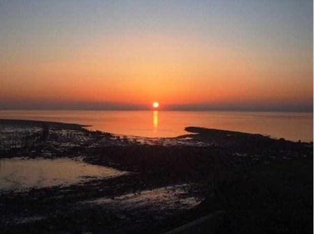 Redkeyps's tweet photo. Picture perfect! Imagine living in this house on the South Wales coast for just £675pcm https://t.co/ZOLQARQMzD https://t.co/Y7tngwnnx7