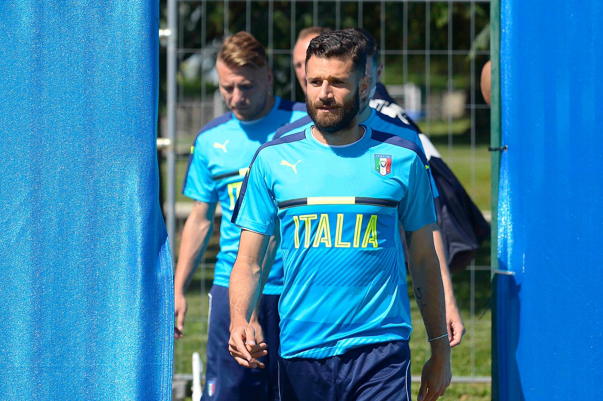 sslazioes's tweet photo. #EURO2016
Primer entrenamiento de Italia en Montpellier #ITA
#ForzaRagazzi Marchetti Parolo Candreva https://t.co/pIQT5KlZWP