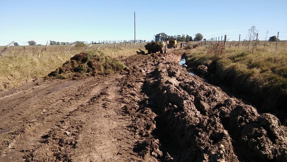 dpventrerios's tweet photo. #ZonalVictoria #Camino de Pochi Garcia a Quebrachito, tareas de desbarre, transporte y distribución de suelo https://t.co/iSb157Syte