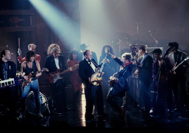 GuitarWorld's tweet photo. WATCH @eddievanhalen #DavidGilmour and #LesPaul Play "Blue Suede Shoes" with #StrayCats https://t.co/Lif8SWOgjV https://t.co/HoHFdCyejy