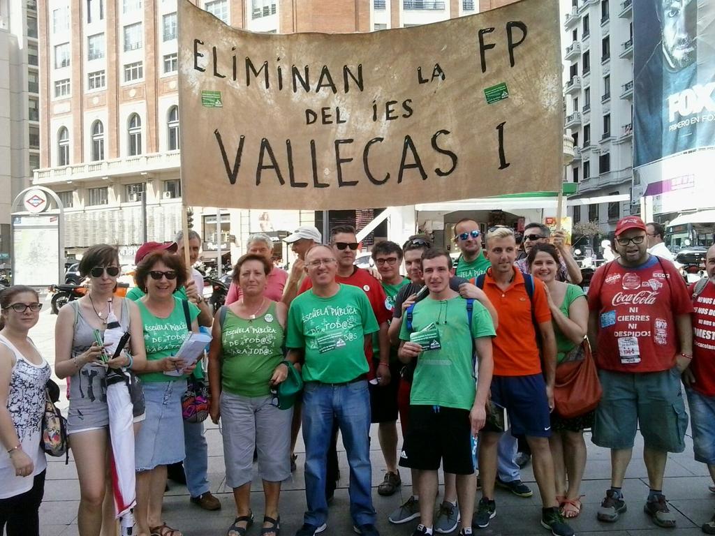 resistenciagoya's tweet photo. Entrega de firmas #SiCierranFPNoVotesPP  #LaCañadaNoSeCierra @cifupresidenta @R_vanGrieken @cocacolaenlucha https://t.co/nT0mFtpAp1