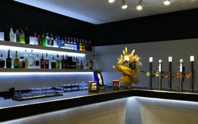 ITAContract's tweet photo. #Neroopaco Lounge Bar by @interiorBe: l’effetto è pulito, grintoso e al passo con i tempi https://t.co/olqzMSEiE3 https://t.co/QifrturATW