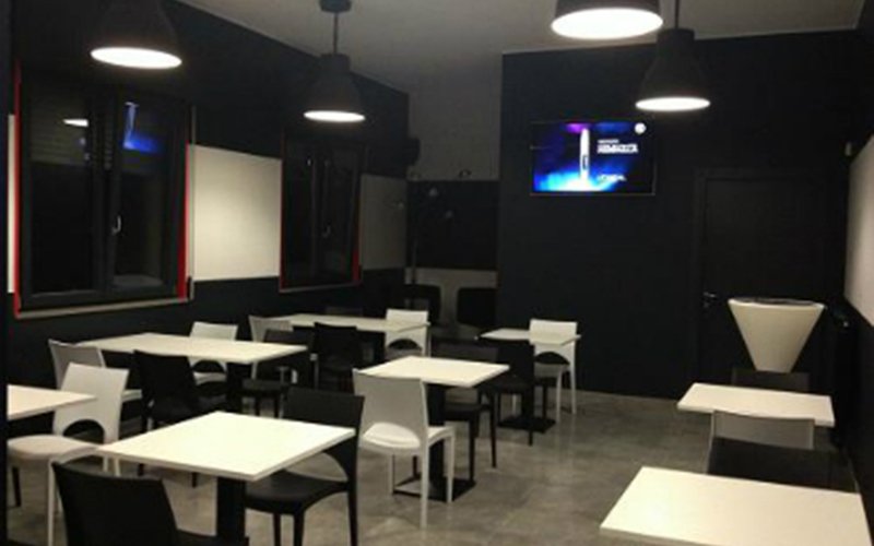 ITAContract's tweet photo. #Neroopaco Lounge Bar by @interiorBe: l’effetto è pulito, grintoso e al passo con i tempi https://t.co/olqzMSEiE3 https://t.co/QifrturATW