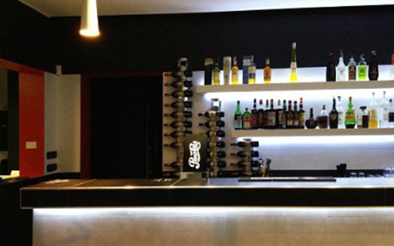 ITAContract's tweet photo. #Neroopaco Lounge Bar by @interiorBe: l’effetto è pulito, grintoso e al passo con i tempi https://t.co/olqzMSEiE3 https://t.co/QifrturATW