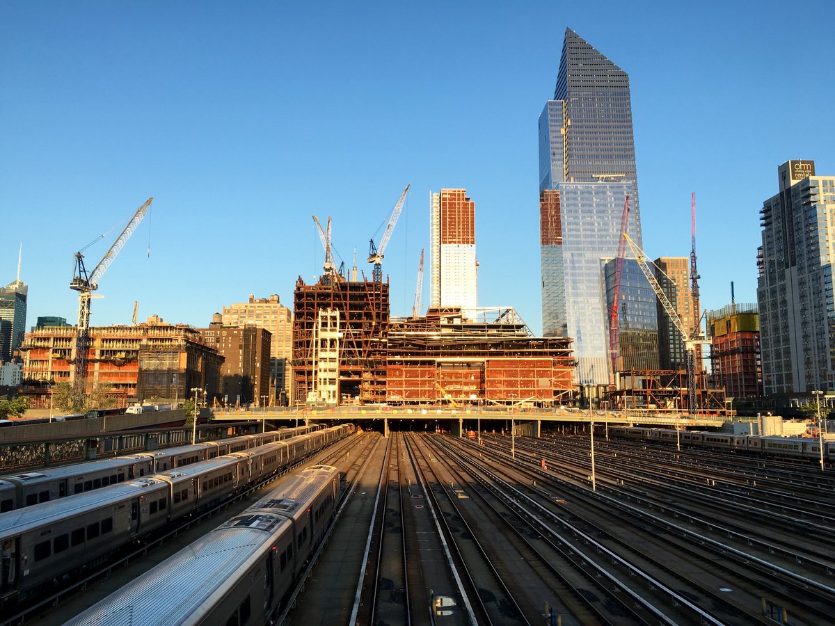 PaulMilunec's tweet photo. Views of @RelatedCos’s @HudsonYardsExp from the @HighLineNYC. Close-up of @Coach's 10 Hudson Yards | #NYC #CRE $COH https://t.co/6ddwqEGMIf