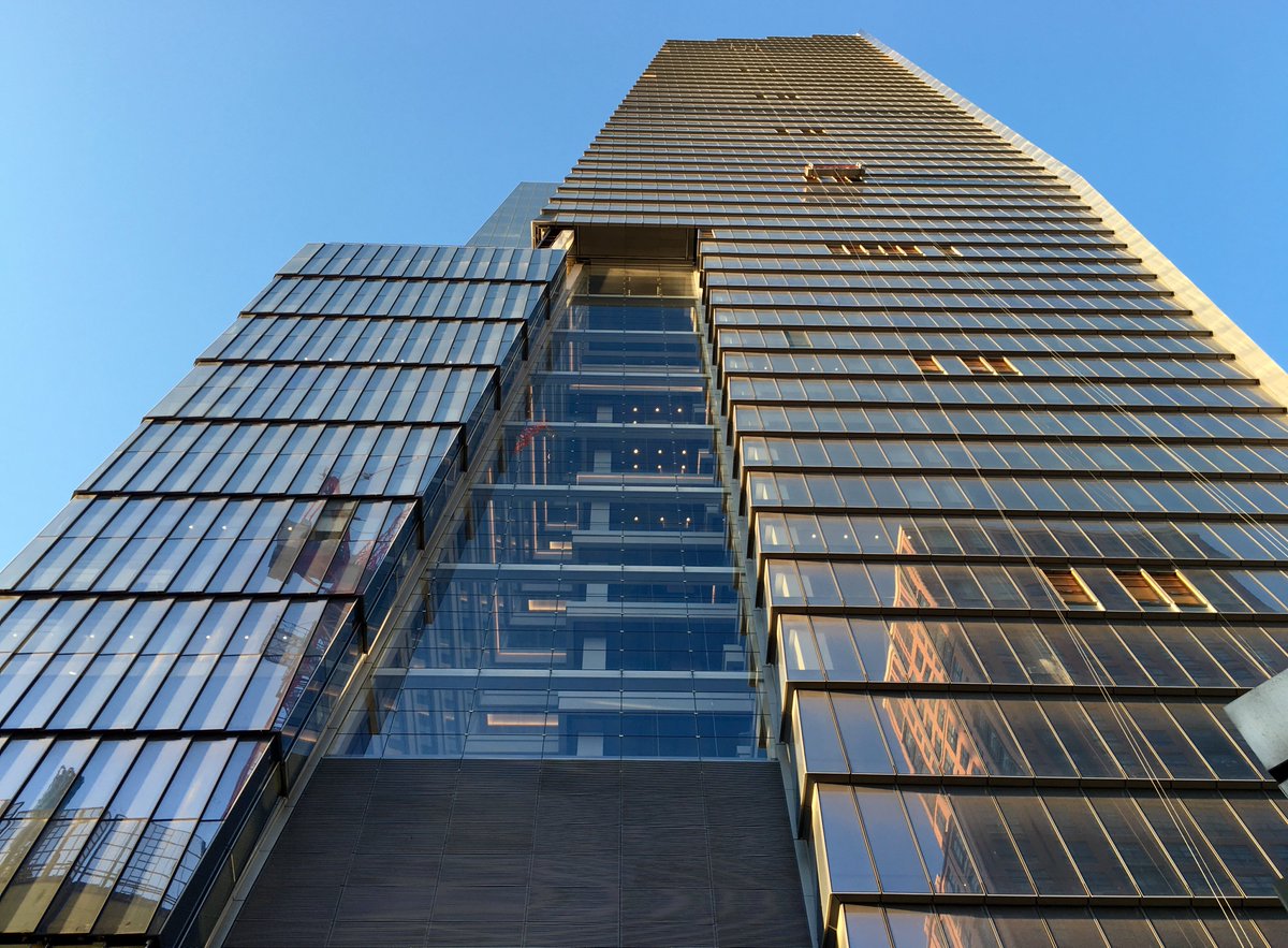 PaulMilunec's tweet photo. Views of @RelatedCos’s @HudsonYardsExp from the @HighLineNYC. Close-up of @Coach's 10 Hudson Yards | #NYC #CRE $COH https://t.co/6ddwqEGMIf