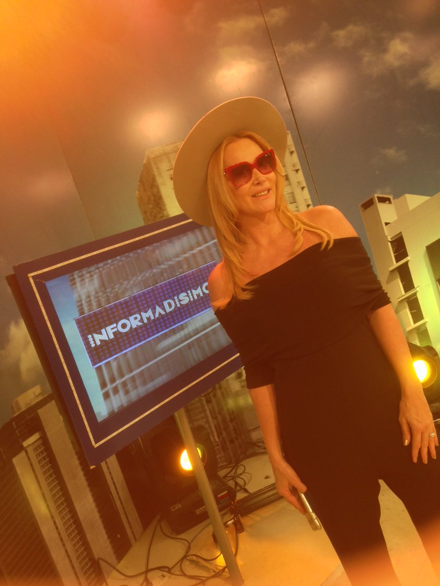 SediJannet's tweet photo. Bellisima @andreagarmendi1 en @informadisimos1 hoy bellisima con gafas Tiffani y y zapatos @ZMicheluzzi https://t.co/pTSE8PIUIu