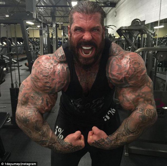 2Arespecta's tweet photo. @bertkreischer rich piana is your swole twin https://t.co/15mfx80tqw ya bert #OnANewLevel #BertChrysler #WhyYouSoFat https://t.co/tjZN5uZJvy