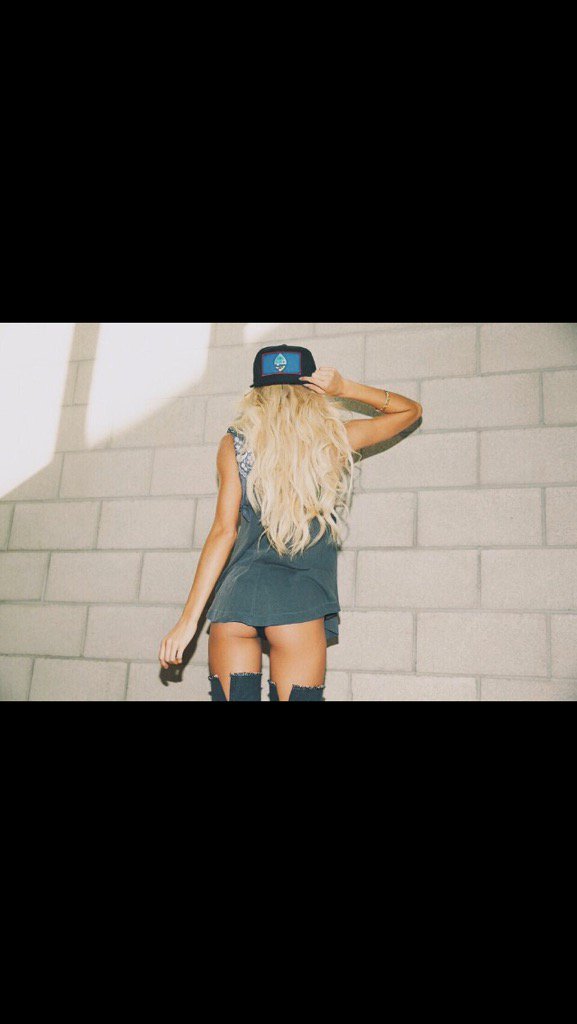 BellaHadidBss's tweet photo. 😝 https://t.co/mK6GlU0tl5