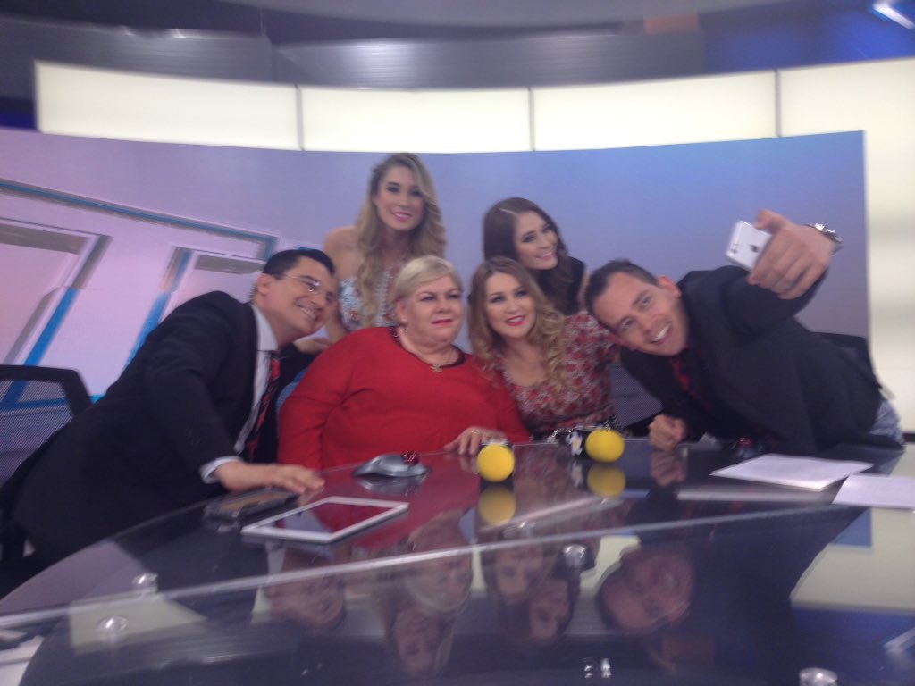 telediariomty's tweet photo. ¡Gracias #PaquitaLaDelBarrio y @AVWERITA por visitarnos! #InvitadasDeLujo #TelediarioMatutino https://t.co/O7VGQZVg5C