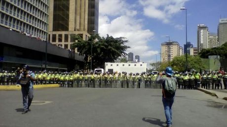 ElNacionalWeb's tweet photo. [Fotos] Fuerte despliegue policial en los alrededores de La Previsora https://t.co/pLAhxRsP5g https://t.co/f5NlZGEAwo