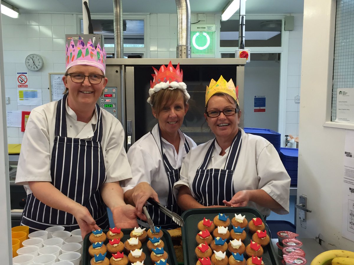 ClassSimmonds's tweet photo. Fantastic special lunch today to celebrate the Queen's birthday @HamfordPrimary https://t.co/0MDQrsmPhh