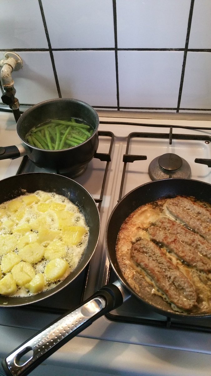 Adriaantje_010's tweet photo. Etenstijd ! #boontjes #gebakkenaardappelen #verseworst 👌 https://t.co/jgAXGUJlDg