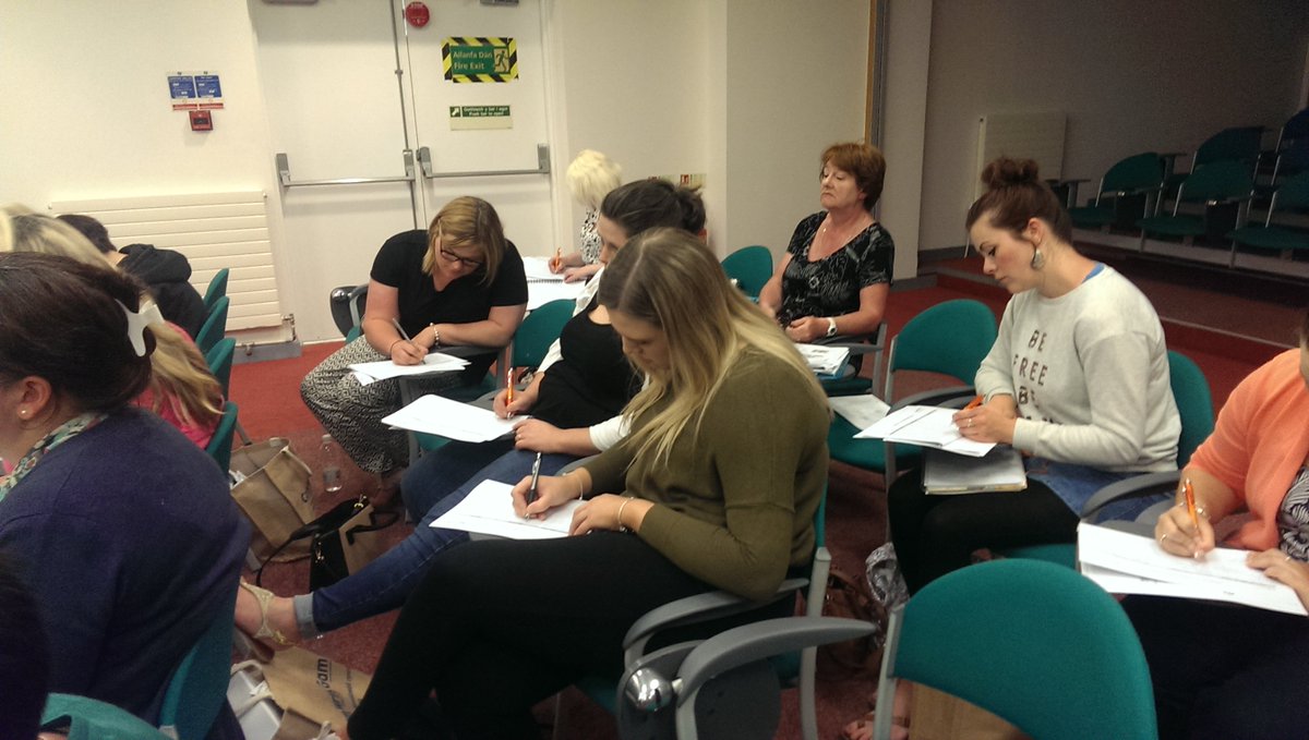 dipl3gofalplant's tweet image. Gweithdy Iechyd a Diogelwch a Cyfnod Sylfaen yn @parcmenai #camwrthgam #diploma #lefel3 #Bangor