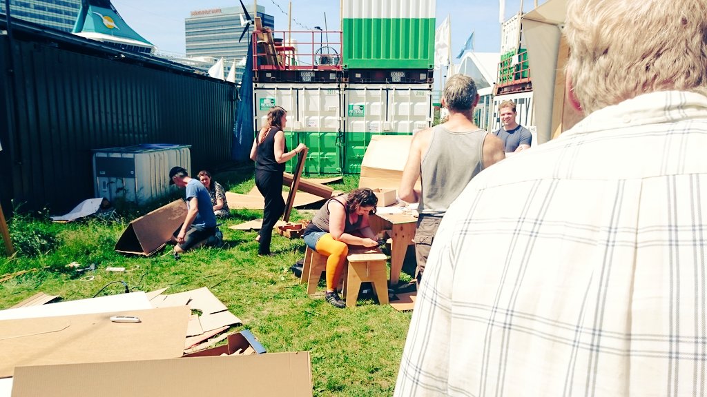 Vlaggen wapperden ons tegemoet; een dagje werken en ontdekken op <a href="/GetintoFabcity/">Get into FabCity</a> #prototyping #diginomad #outdoor