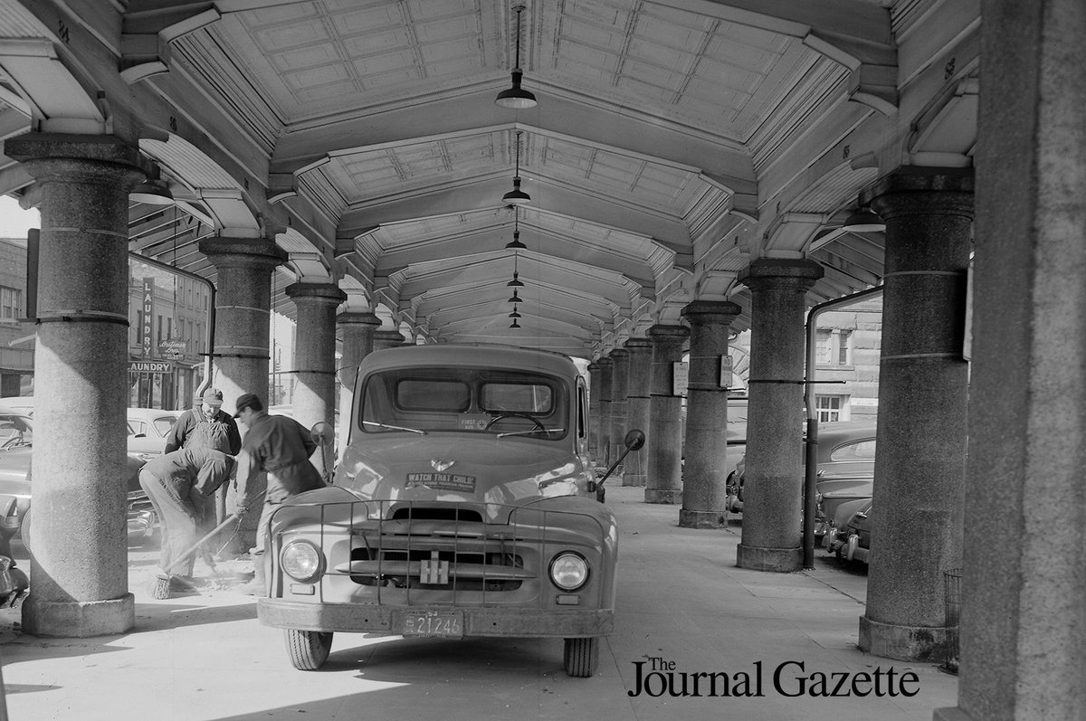 JGFeatures's tweet image. #TBT: Workers remove stands from the north section of Barr Street Market, Feb. 22, 1956. #AllenCo200 #Indiana200