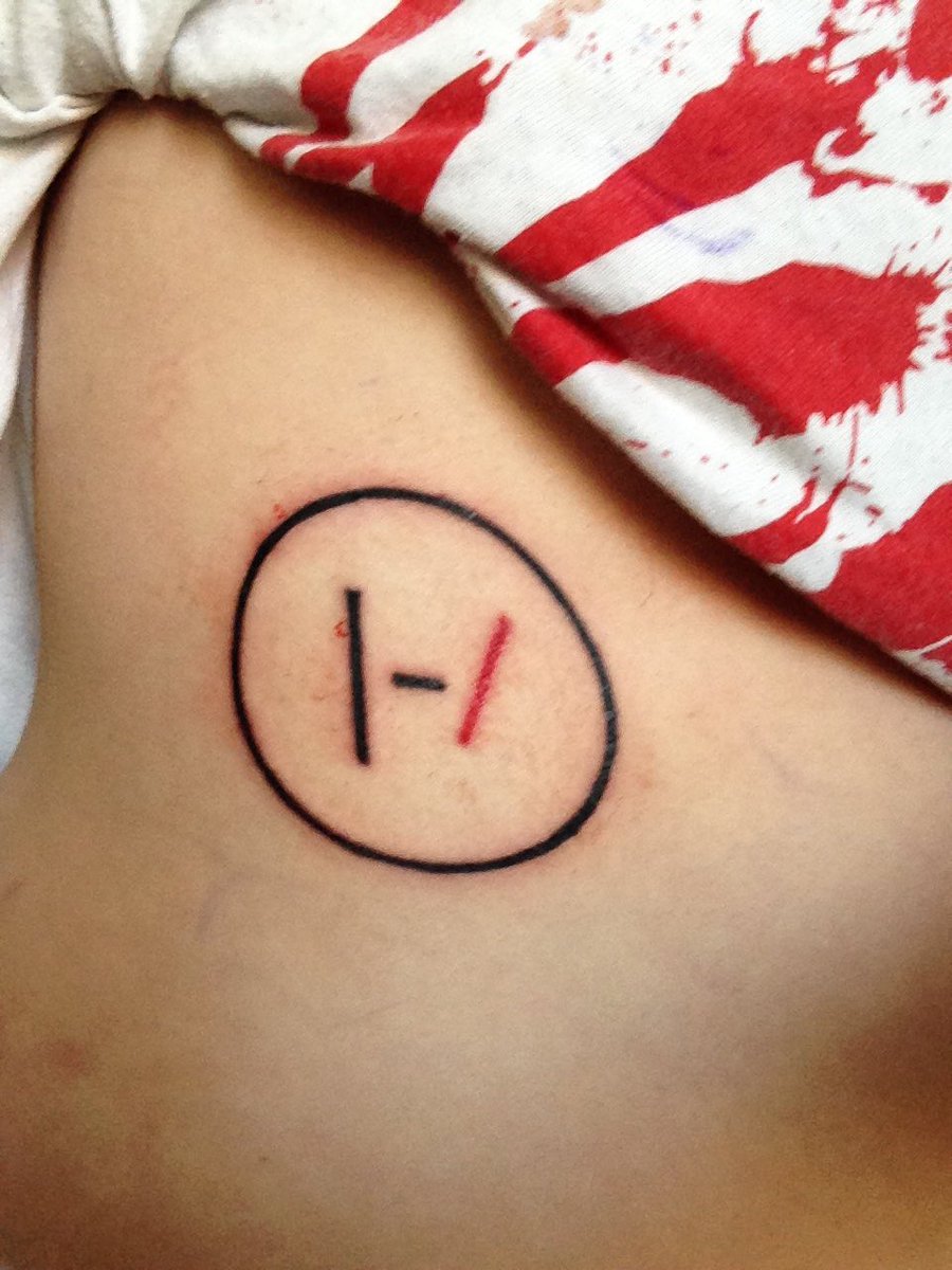 jumqsuit's tweet photo. Okay here's a better photo, you're with me for life now @twentyonepilots 💙 #cliqueart https://t.co/ThpFbLFqv2