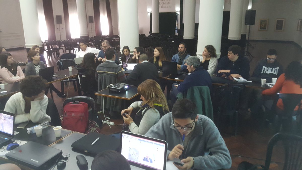 ComCienciaUNR's tweet photo. Interrogarnos a nosotros mismos s/ cómo y para qué nos estamos comunicando en las redes #CursodeRRSS #UNR. https://t.co/EIHWQcaerM