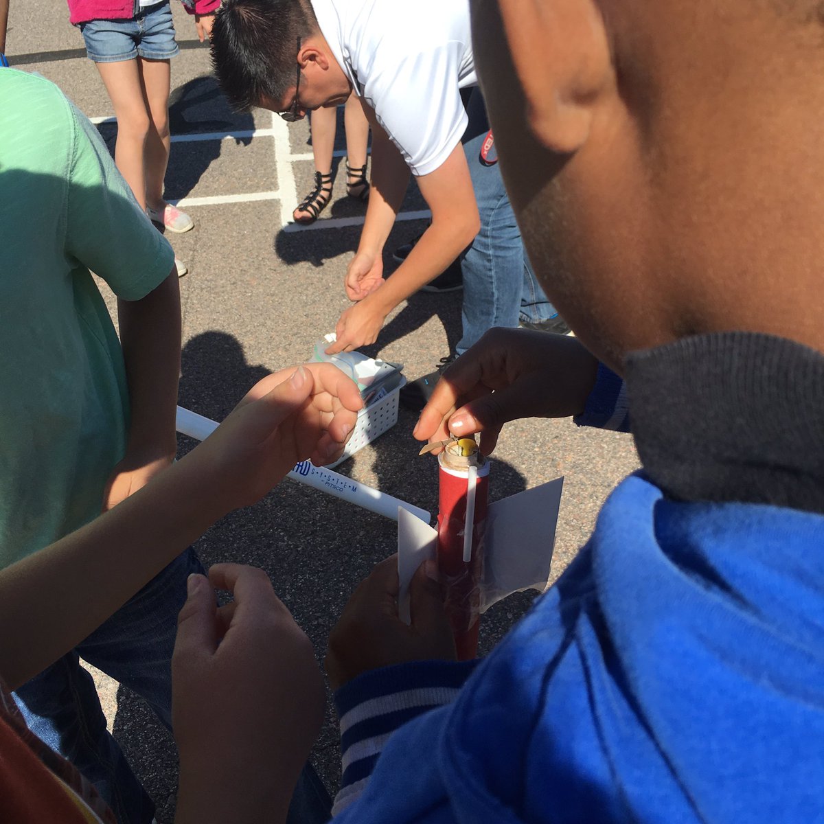 kelik0's tweet photo. .@r2classroom offers hands on #STEM experiences using @pitscoed  materials @redhawkridge #CCSDStem #CCSDLearns https://t.co/wuPzgJ9Vwf