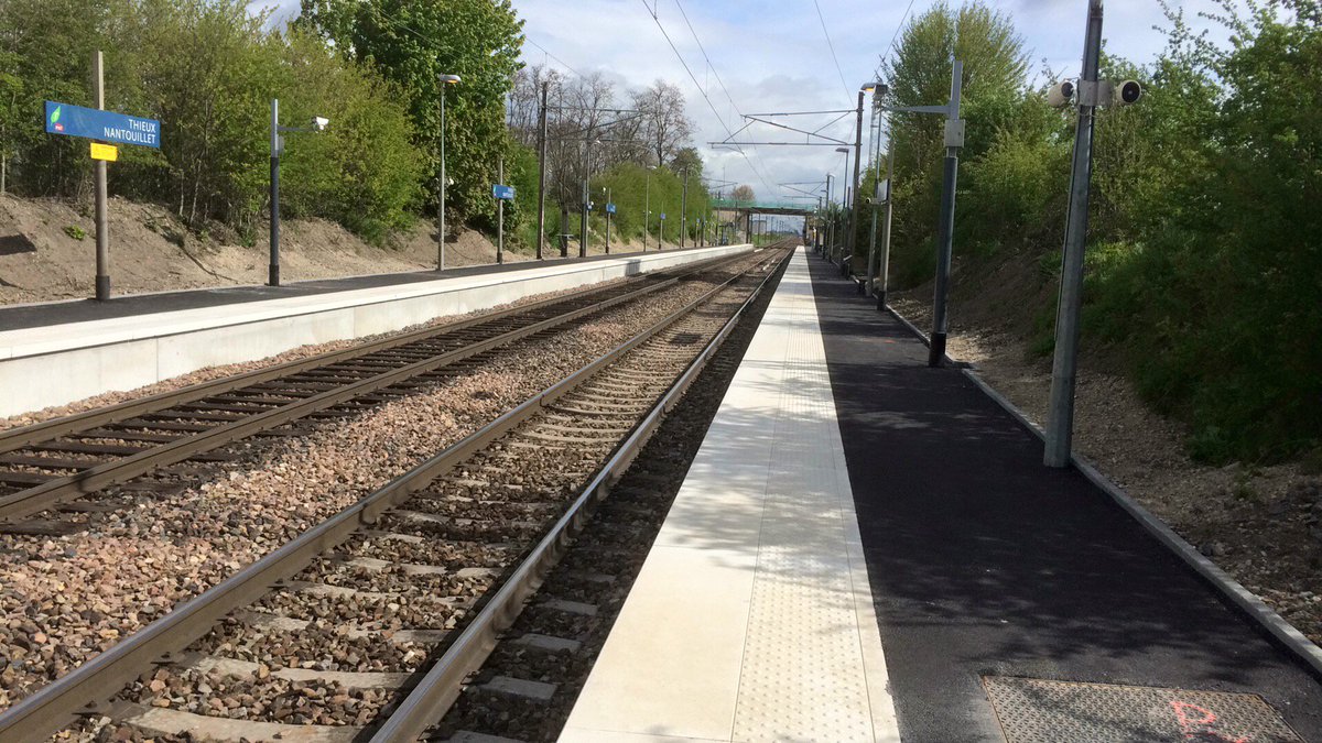 ggarnierdpf's tweet image. Début des essais du Francilien sur la Ligne K ! @Projets_IDF et @itif_travaux : l&apos;avant-après (Thieux, Crépy)