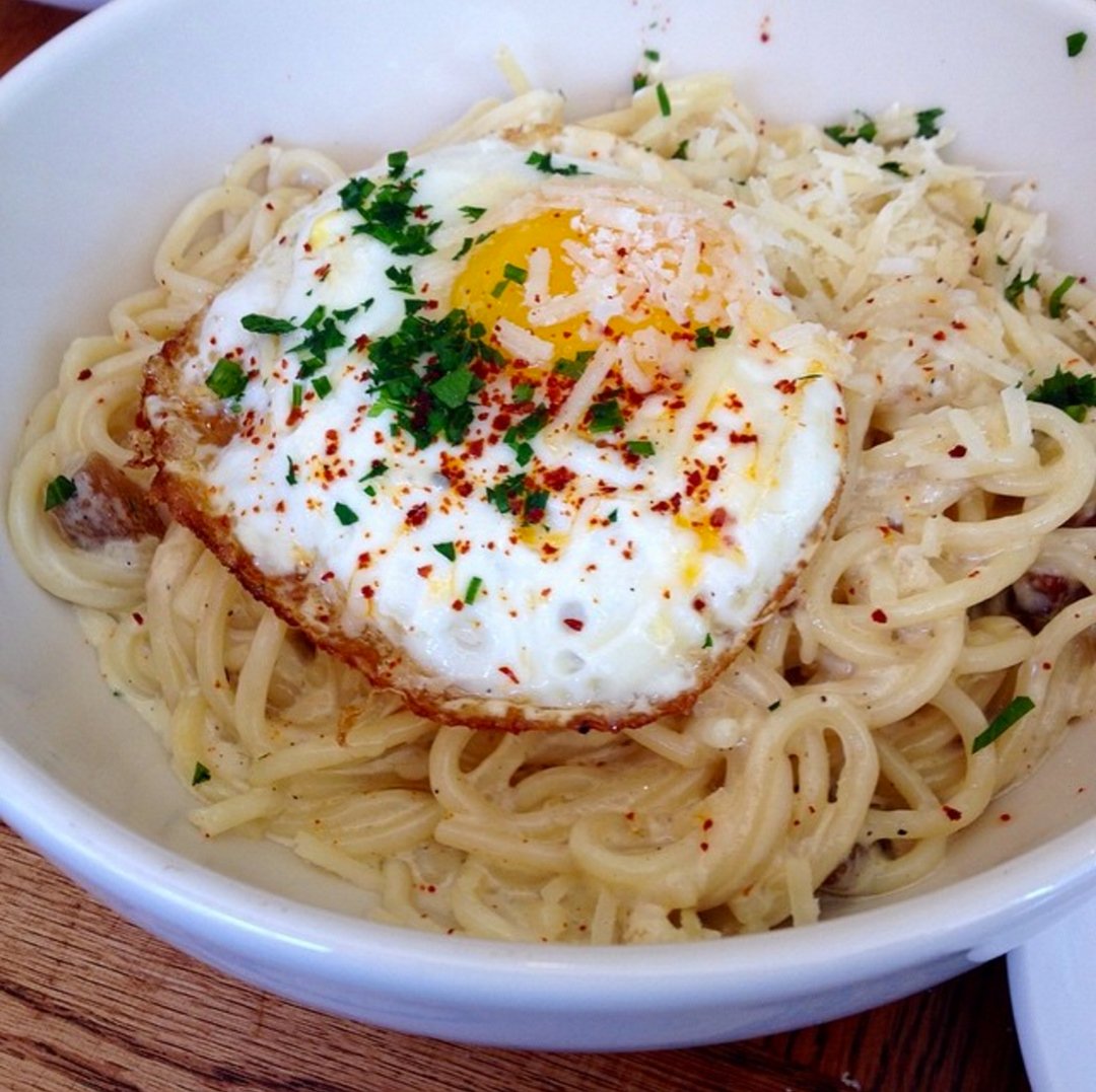 TheRoomsME's tweet photo. Nothing satisfies comfort food cravings like spaghetti carbonara topped with a fried egg! 😋 Regram @lakesidebrewing. https://t.co/LMVPwPtB5X