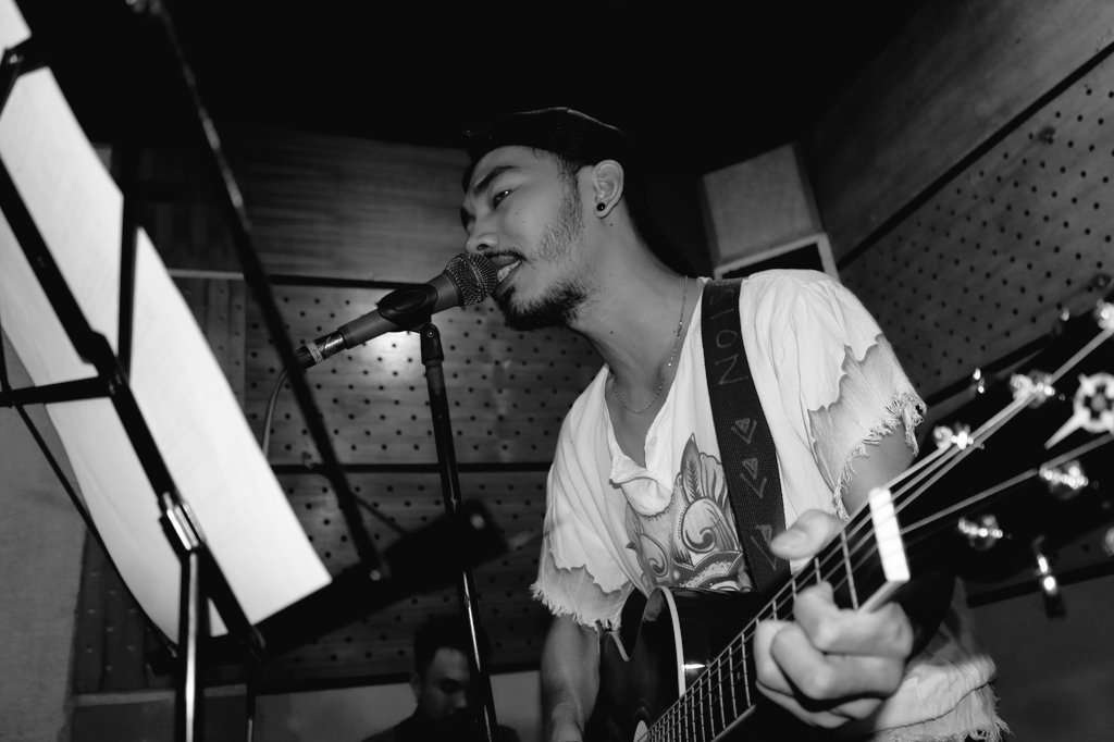 marcelldwexx's tweet photo. @exsaCARY  Vocalisnya @cary_id ini membantu dlm penulisan lagu dari Projekan @RuangDayak https://t.co/aQmn7kqABo