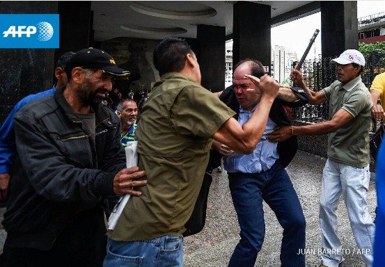 Almagro_OEA2015's tweet photo. Nuestra +enérgica condena a ataque contra diputados de @unidadvenezuela. Frenar violencia en #Venezuela ya https://t.co/wSqXaBFRzs