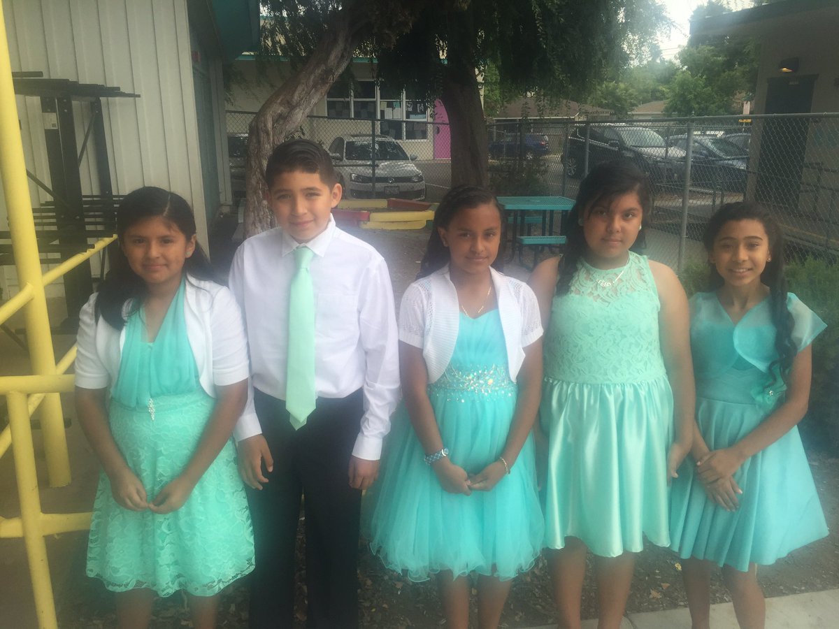 CambridgeMDUSD's tweet image. Around here we are all about color! #5classes #5colorfamilies #hotpink #pastels #coyoteteal #seafoamgreen