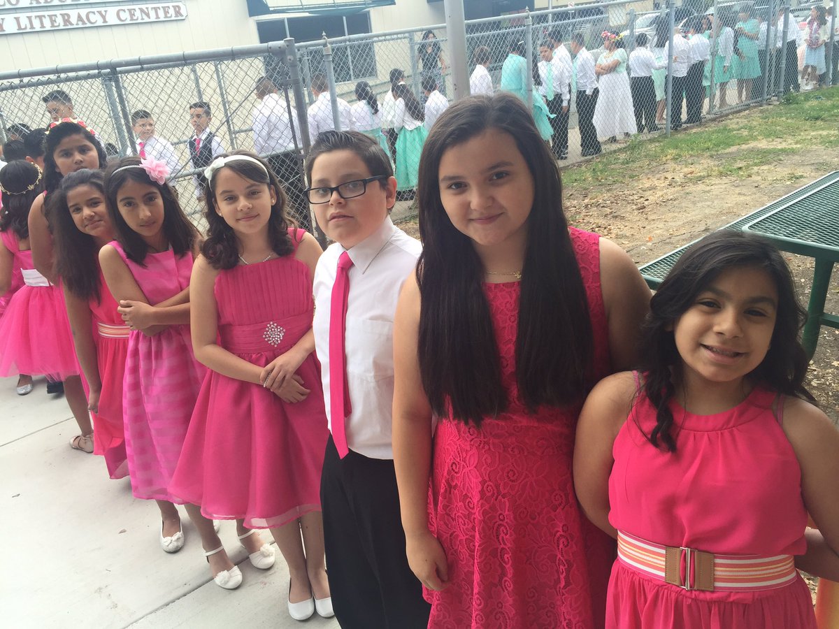 CambridgeMDUSD's tweet image. Around here we are all about color! #5classes #5colorfamilies #hotpink #pastels #coyoteteal #seafoamgreen