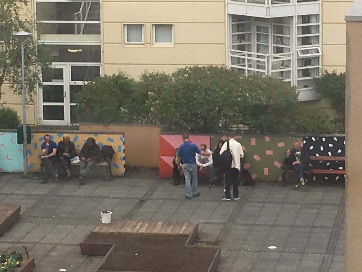 <a href="/Dagurb/">dagur@reykjavik.is</a> væri þetta ásættanlegt fyrir utan þitt heimili? Afhverju finnst þer þetta þá í lagi fyrir utan mitt?