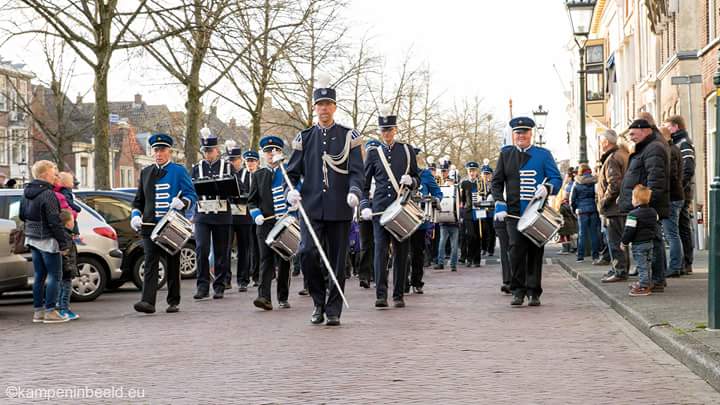Vanavond de wandelaars van de 4daagse binnen halen. #kampen