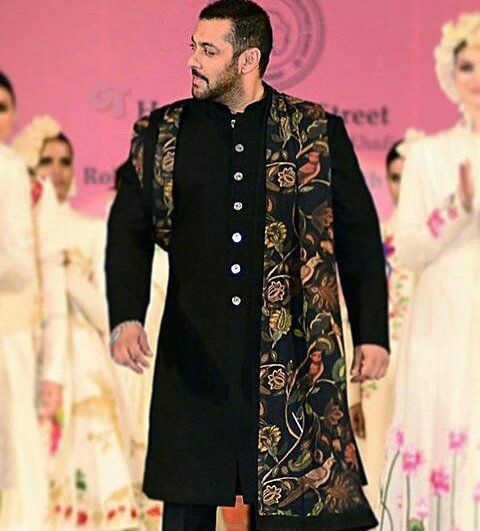 Zaina98450510's tweet photo. Hain Koi Haseen @BeingSalmanKhan Se Ziada Is Planet Par,  If Nt Den RT #GetReadyForSULTAN https://t.co/CDM40qqlKh