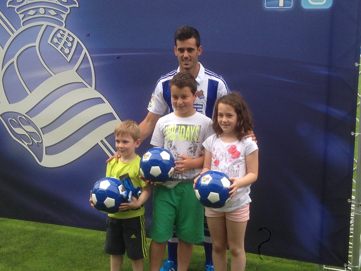RealSociedad's tweet photo. Juanmi, uno más en la familia txuri urdin #OngiEtorriJuanmi https://t.co/QKoaykwiTH