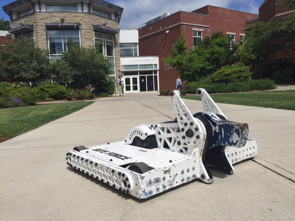 paulsrobotics's tweet image. Hey @LaurieofMars can I drive my robot around your campus? Fun to be back at @WPI @WPINews @BattleBots